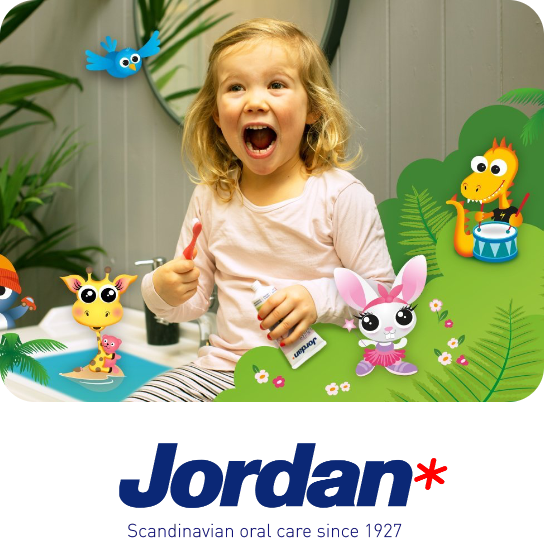 Bambina felice con lo spazzolino baby Jordan