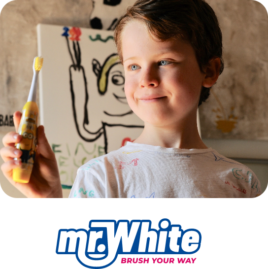 Bambino felice del proprio spazzolino Minions di Mr.White