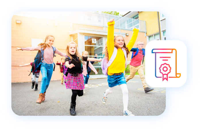 Bambini esultano all'uscita da scuola per l'estrazione finale