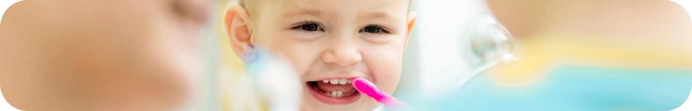 Lavare i denti del bambino facendolo divertire
